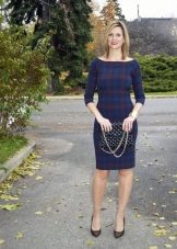 Dress na gawa sa solid na lana tela sa isang asul na tartan (tartan)