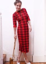 Sarado damit sa isang pula at itim na may tatak na kuwadra-kuwadrado (tartan)