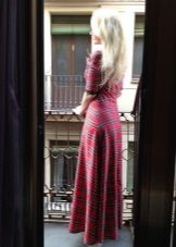 Ang tatlong-kapat ng mahabang damit sa damit na may tatak na kuwadra-kuwadrado (tartan)