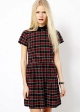 Maikling damit sa isang pula at itim na tartan (tartan) na may isang itim na kwelyo
