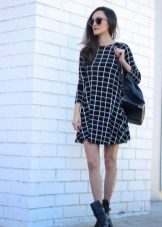 Black checkered na damit na may magaspang na bota
