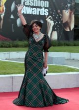 Long evening dress sa isang malaking plaid