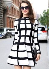 White dress sa isang hawla na may guhitan ng iba't ibang lapad