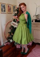 Dress in the style of the 50s in combination with a cardigan