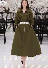 Monochrome dress sa estilo ng isang bagong khaki bow