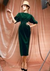 Monochromatic dress sa estilo ng isang bagong bow na may isang narrowed palda