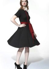 Black flared dress na may pulang sinturon