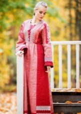 Tunic-tulad ng modelo ng Russian sundress