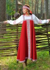 Kosoklinnaya modelo ng Russian sundress