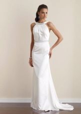 Ang mahabang damit na damit sa neckline