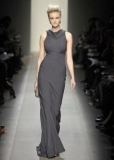 Dress with a collar to the floor
