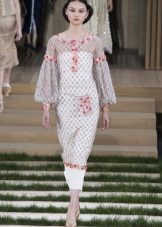 Autumn dress na may malawak na sleeves