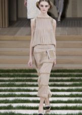 Autumn dress na may leeg