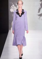 Autumn dress na may hindi pangkaraniwang leeg