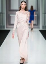 Autumn dress na may asymmetrical neck