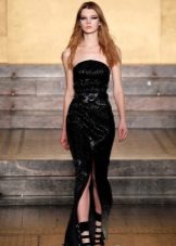 Evening strapless dress na may slit