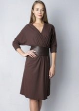 Monochromatic dressing gown na may bat-like smell at sleeves