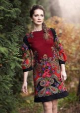Damit mula sa Pavloposadsky shawls pula na may isang print