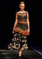 Dress na ginawa mula sa mga materyales ng scrap