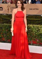 Long red dress na may mga strap at sun skirt