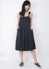 Dress sundress na may maluwag palda sa naked katawan