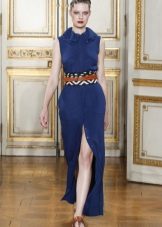 Ang crepe de chine dress na may mahabang slit