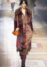 Ang araw-araw na damit sa estilo ng boho ay kayumanggi