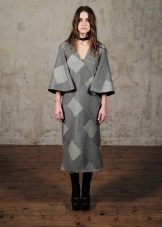 Winter dress na may malawak na sleeves