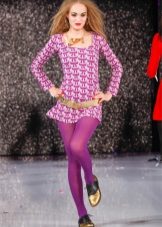 Lila pampitis sa purple na damit