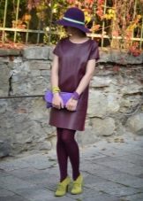Maroon pampitis upang magdamit