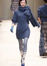 Blue tights sa asul na damit