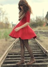 Brown tights para sa isang pulang damit