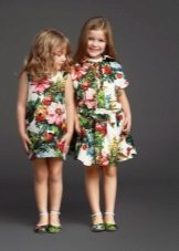 Dresses na may isang print para sa isang batang babae ng 4 na taon
