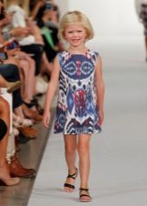 Summer dress para sa mga batang babae na may isang pattern