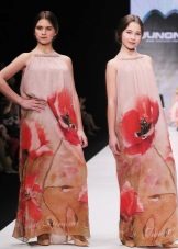 Eleganteng damit para sa batang babae sa isang palapag na may isang bulaklak na naka-print