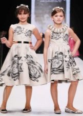 Eleganteng damit para sa batang babae ng isang-silweta na may isang bulaklak na naka-print