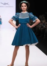 Eleganteng damit ng gabi para sa mga batang babae na may mga sleeves