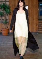 Coat sa white dress sa sahig