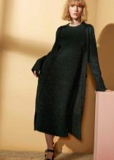 Long cardigan sa isang mahabang damit