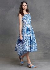 Ang bag sa midi ay may flared dress