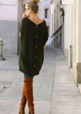 Brown boots sa isang berdeng damit