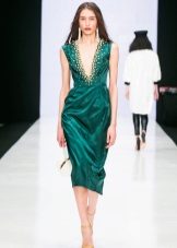 Green dress na may light-colored na sapatos