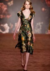 Green dress na may burgundy shoes
