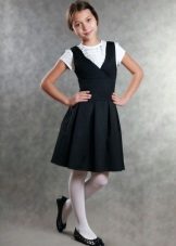 School sundress para sa mga batang babae na may malalim na neckline