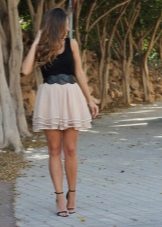Layered beige skirt kasama ang black T-shirt