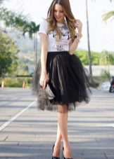 Layered black skirt kasama ang t-shirt