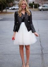 Layered puting palda sa kumbinasyon na may itim na jacket at pula stilettos