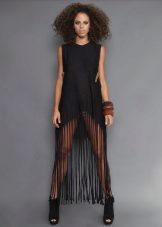 Itim na damit na may fringed na tela