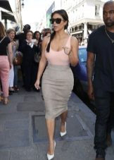 Pencil skirt in combination with T-shirt