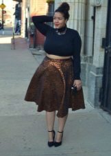 A semi-sun skirt below the knee for the full